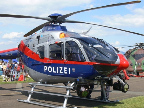 EC 135 der Polizei mit Wärmebildkamera unter dem Rumpf - Foto: Franz Zussner EC 135 der Polizei mit Wärmebildkamera unter dem Rumpf - Foto: Franz Zussner
