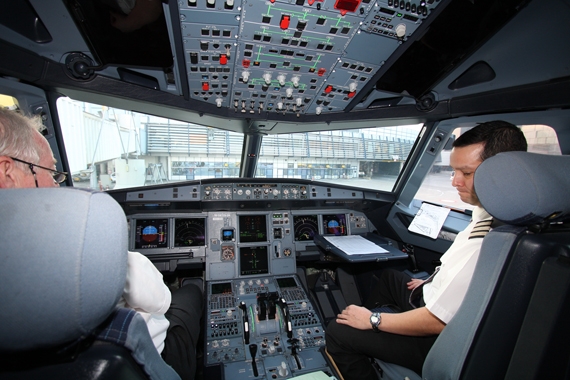 Kapitän (links) und Erster Offizier im Cockpit Kapitän (links) und Erster Offizier im Cockpit
