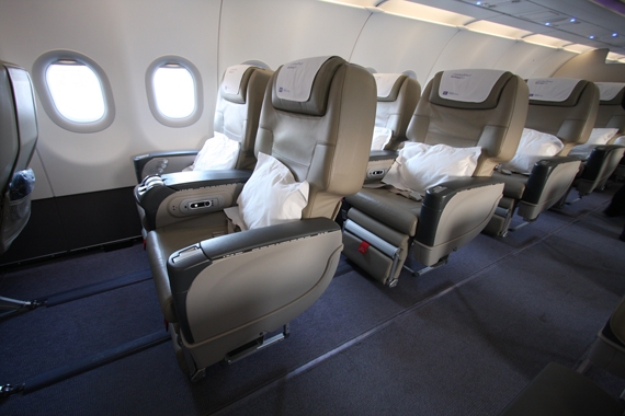 112 Zentimeter Sitzabstand; davon kann man bei anderen Airlines im A320 nur träumen 112 Zentimeter Sitzabstand; davon kann man bei anderen Airlines im A320 nur träumen