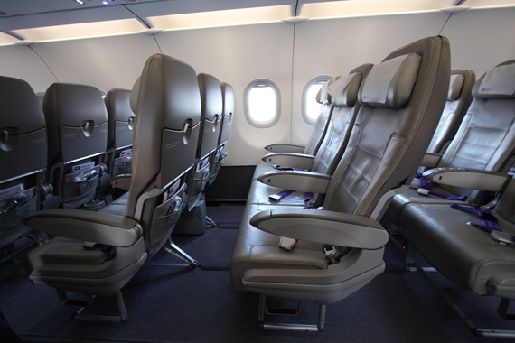 Ein Sitzabstand, der auch großen Menschen einen komfortablen Flug ermöglicht Sitzabstand, der auch großen Menschen einen komfortablen Flug ermöglicht