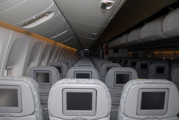Auch in der Economy Class verfügt jeder Sitz über einen eigenen Monitor Auch in der Economy Class verfügt jeder Sitz über einen eigenen Monitor