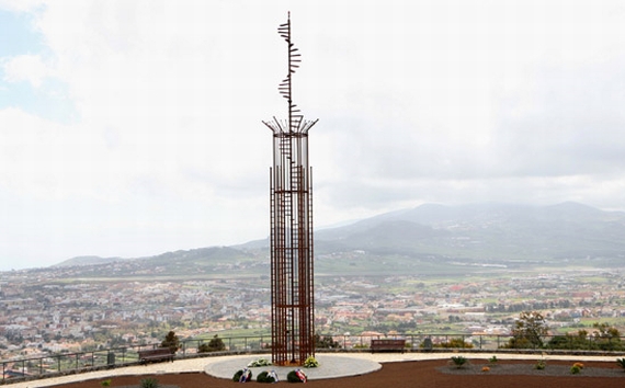 Die Gedenkstätte mit Blick auf jenen Ort, wo vor 34 Jahren fast 600 Menschen auf einmal ihr Leben verloren haben - Foto: Teneriffa Memorial