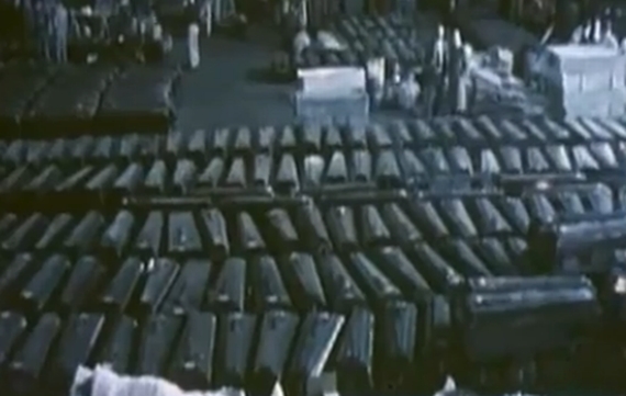 Die 583 Opfer wurden in einem Hangar aufgebahrt - Foto: ZVG