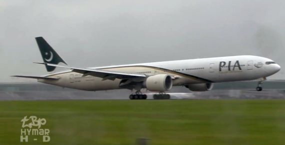 Die betroffene Boeing 777 von PIA bei ihrer Landung in Stansted - Foto: Screenshot YouTube (http://youtu.be/oLcOEJZXqQw)