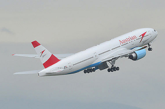 AUA Austrian Airlines Boeing 777 OE-LPB beim Start im Regen Foto PA Austrian Wings Media Crew