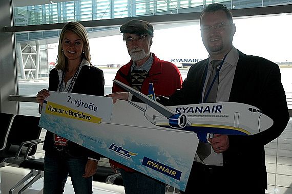 Der Wiener Dieter Hartmann (Mitte) durfte sich über einen Reisegutschein sowie eine Flasche Wein freuen - Foto: Flughafen Pressburg
