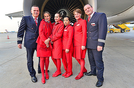 AUA-Austrian-Airlines-Crew-vor-dem-Triebwerk-der-OE-LBP-in-Wien aufgehellt-Foto-PA-Austrian-Wings-Media-Crew