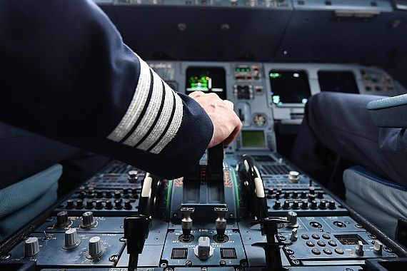 Flugkapitän Pilot Cockpit flugkapitaen-pilot-cockpit-sujetbild-symbolbild-dsc_0303-foto-v-i-p-tv