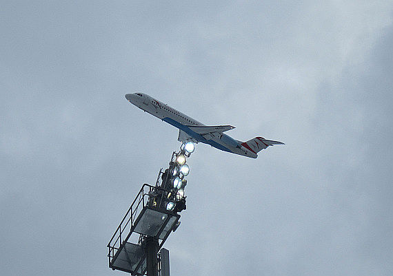 Fokker 100, OE-LVC, der AUA beim Überflug - Foto: B. Falkensteiner