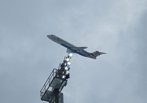 Fokker 100, OE-LVC, der AUA beim Überflug - Foto: B. Falkensteiner
