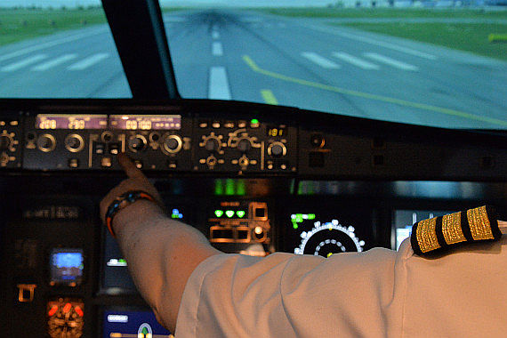 Autopilotenpanel Erster Offizier im Cockpit Foto Huber Austrian Wings Media Crew