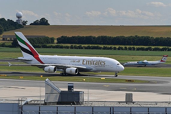 DSC_0065 Emirates Airbus A380 trifft Q400 der AUA am Flughafen Wien 21062016 Foto Huber Austrian Wings Media Crew