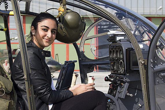 Schülerin im Cockpit einer Bundesheer-"Alouette III" - Foto: BMLVS (Simader)