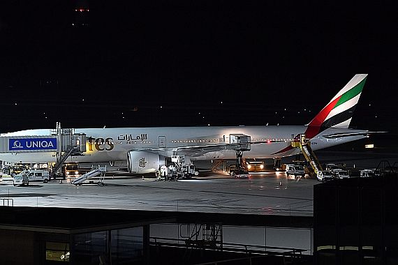 Nachtaufnahme Emirates Boeing 777-300ER A6-EPH Foto Huber Austrian Wings Media Crew