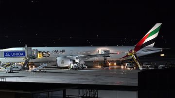 Nachtaufnahme Emirates Boeing 777-300ER A6-EPH Foto Huber Austrian Wings Media Crew