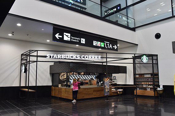 Starbucks Filiale Flughafen Wien Foto Huber Austrian Wings Media Crew