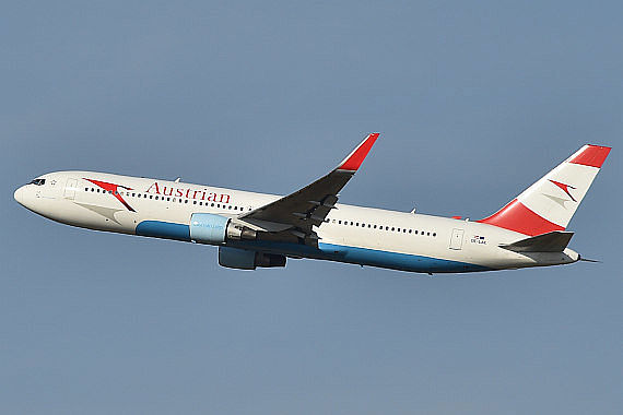 AUA Austrian Airlines Boeing 767-300ER OE-LAE Foto Huber Austrian Wings Media Crew