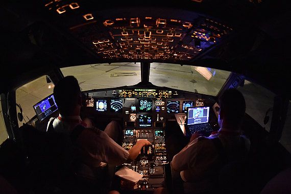Piloten bei Nacht bei der Arbeit im Cockpit mit Electronic Flightbag Paperless Cockpit DSC_0476 Foto Huber Austrian Wings Media Crew