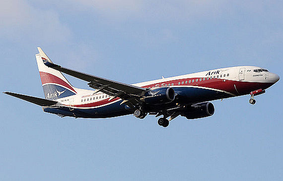 Boeing 737-800 von Arik Air 5N-MJN Foto Biggerben Wiki Commons