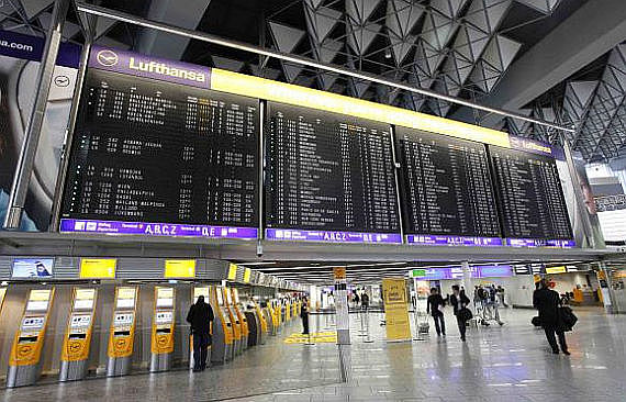 Fallblattanzeige auf dem Flughafen Frankfurt im Terminal 1 Foto Fraport
