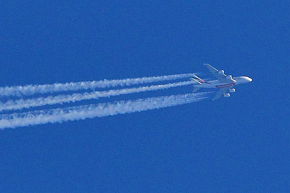KOndensstreifen Verkehrsflugzeug Flugverkehr Emirates A380 Foto PA Austrian Wings Media Crew