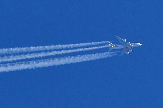 KOndensstreifen Verkehrsflugzeug Flugverkehr Emirates A380 Foto PA Austrian Wings Media Crew