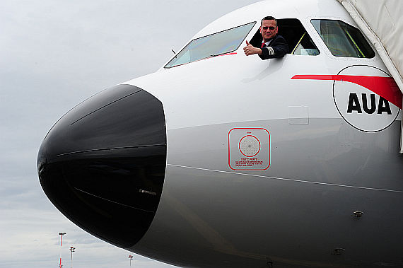 Kapitän Peter Uhl Thumps up_1 Foto PA Austrian Wings Media Crew