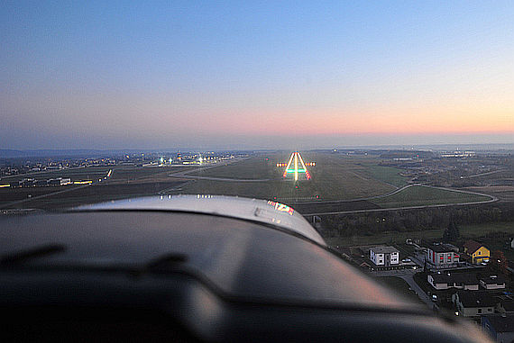 Landung Landeanflug Pistenbefeuerung Piste Landebahn Flugverkehr Graz Runway Symbolbild Sujetbild Foto PA Austrian Wings Media Crew