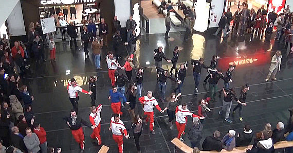 Flashmob am Flughafen Wien-Schwechat - Foto: Screenshot YouTube