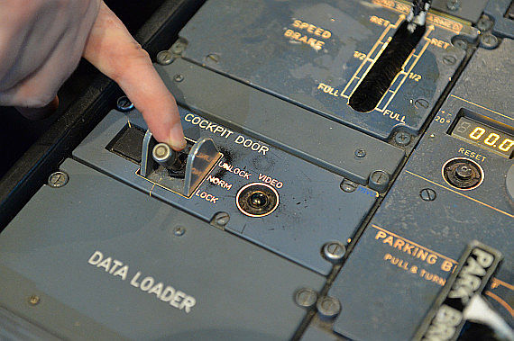 011 Cockpit Door Lock Switch locked closed Foto Huber Austrian Wings Media Crew