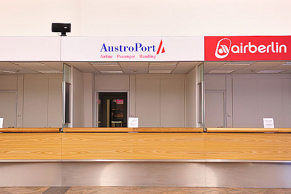 Der neue Austroport-Ticketschalter im Terminal 1 ( Check-In 1), daneben die Koje von Air Berlin - Foto: Austrian Wings Media Crew