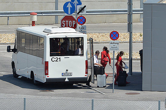AUA Austrian Airlines Crewbus Piloten Flugbegleiter Foto Huber Austrian Wings Media Crew_1