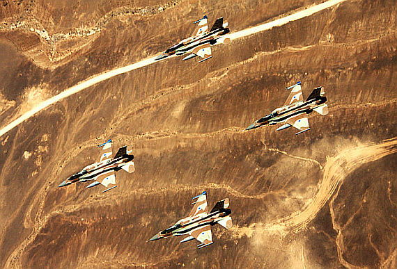 Vier F-16 der Isrelischen Luftwaffe im Formationsflug - Foto: Israeli Defence Forces / Wiki Commons