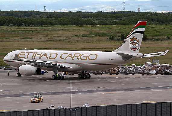 Etihad Cargo Airbus A330 A6-DCC bei der Erstlandung in Wien - Foto: Thomas Ranner