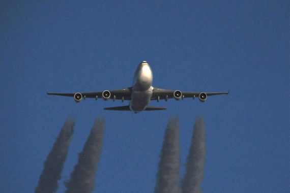Boeing 747 Symbolbild Sujetbild Verkehrsflugzeug Verkehrsjet KondensstreifenDie Ära der Passagier-Jumbos bei Singapore Airlines ist zu Ende; hier eine 747 der Airline auf dem Weg von Frankfurt nach Singapur (Flug SQ 326), aufgenommen in der Abenddämmeru