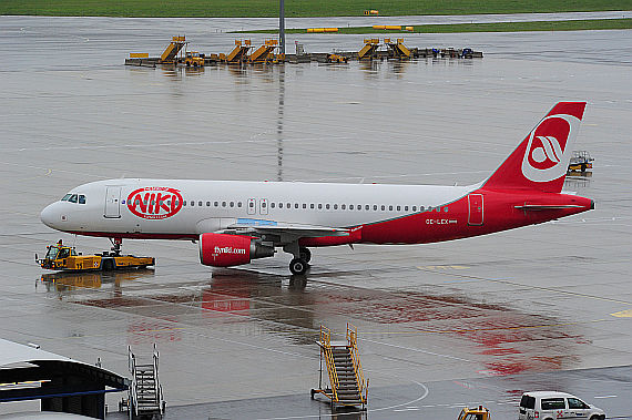 NIKI Airbus A320 OE-LEX mit Ersatzteil bei Rumpfverkleidung - Foto: PA / Austrian Wings Media Crew