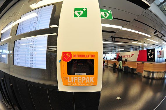 Fisheye Halbautomatischer Defibrillator AED im Check-In 3 Skylink auf dem Flughafen Wien Schwechat_1