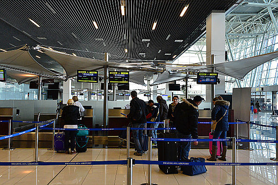 Flughafen Pressburg Bratislava Passagiere Ryanair Check-In Foto PA Austrian Wings Media Crew