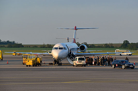 AUA Austrian Airlines Fokker 70 OE-LFQ mit Passagieren Foto PA Austrian Wings Media Crew