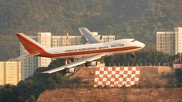Boeing 747 von Kalitta im Anflug auf Hong Kong Tai Tak, im Hintergrund "Checkerboard Hill" - Foto: Screenshot YouTube
