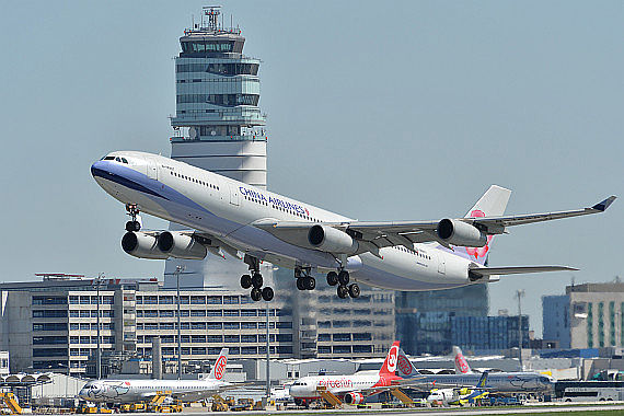 China Airlines Airbus A340-300 B-18807 beim Start in Wien Tower Foto Huber Austrian Wings Media Crew