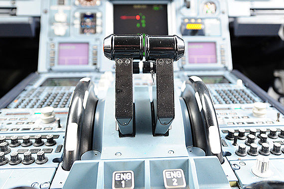 Cockpit Airbus A330 Schubhebel Foto PA Austrian Wings Media Crew