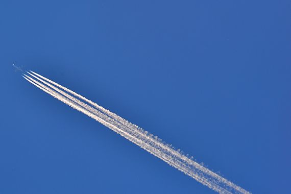 Kondensstreifen Flugverkehr Verkehrsflugzeug Symbolbild Foto PA Austrian Wings Media Crew