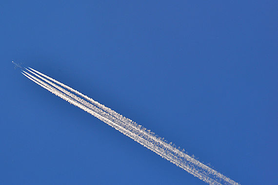 Kondensstreifen Flugverkehr Verkehrsflugzeug Symbolbild Foto PA Austrian Wings Media Crew