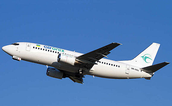 Air Onix Boeing 737-300, UR-KRA - Foto: Air Onix