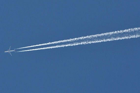 Symbolbild Sujetbild Verkehrsluftfahrt Verkehrsflugzeug Kondensstreifen Foto Huber Austrian Wings Media Crew