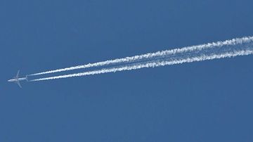 Symbolbild Sujetbild Verkehrsluftfahrt Verkehrsflugzeug Kondensstreifen Foto Huber Austrian Wings Media Crew