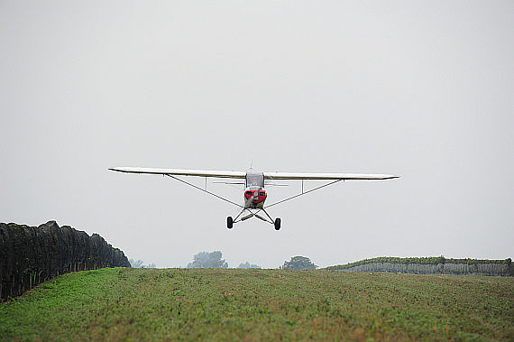 Starfighter Piper PA-18 OE-AEO Tiefflug zwischen Weinreben Foto PA Austrian Wings Media Crew