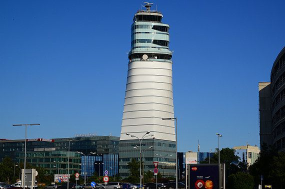 Flughafen Wien Tower Symbolbild Sujetbild Foto PA Austrian Wings Media Crew