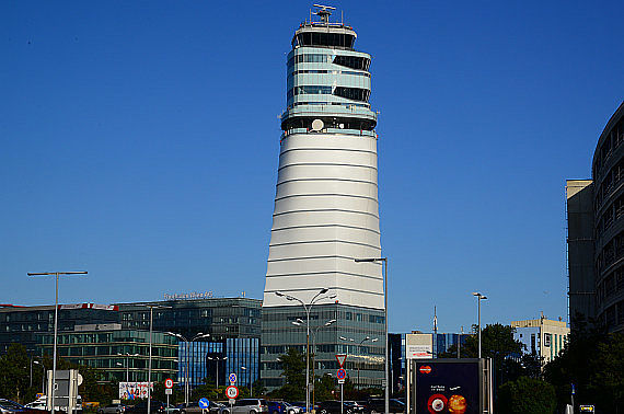 Flughafen Wien Tower Symbolbild Sujetbild Foto PA Austrian Wings Media Crew